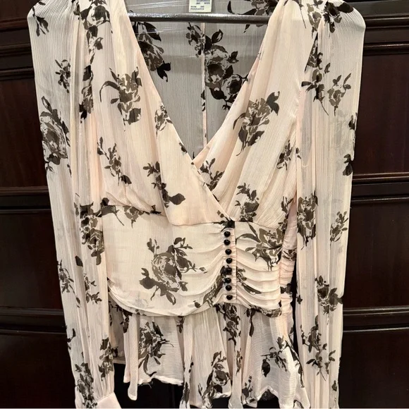 BAUM UND PFERDGARTEN Floral Peplum Blouse -NWOT - Picture 3 of 12